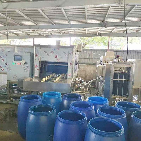 廣東德美精細(xì)化工集團股份有限公司隧道式洗桶機，桶蓋清洗機使用現(xiàn)場
